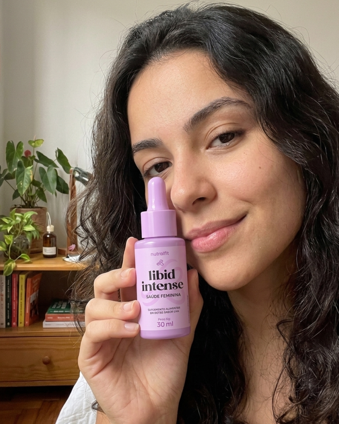 Mulher segurando o frasco Libid Intense